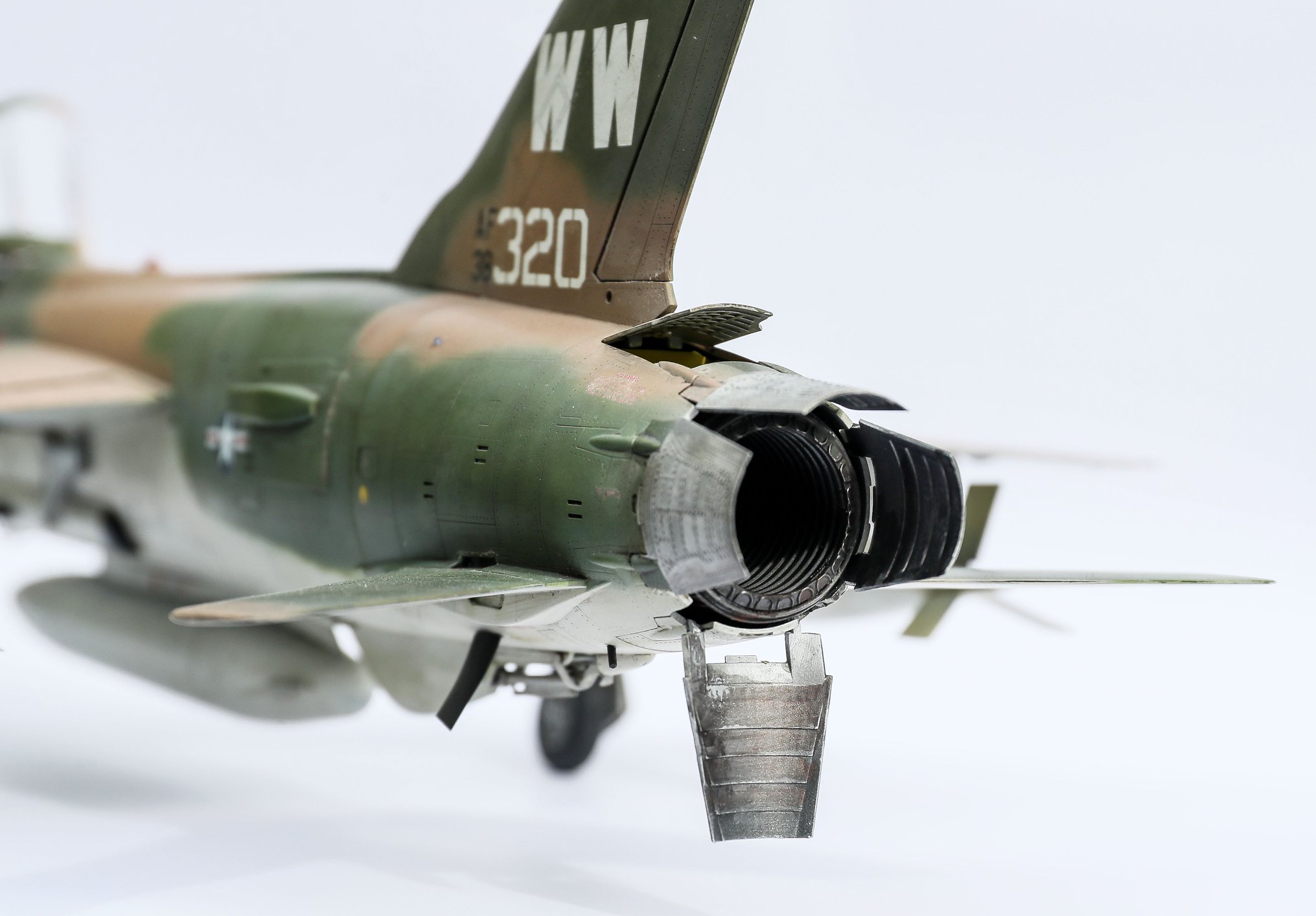 f 105 w